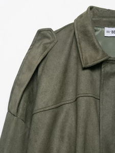 Détail du blouson aviateur en daim vert olive avec épaulettes et col structuré