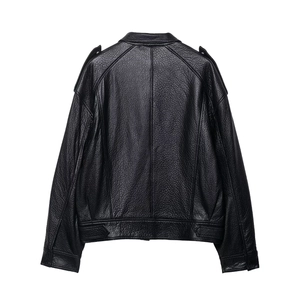 Vue arrière d'un blouson moto vintage en cuir noir avec épaulettes et coutures détaillées