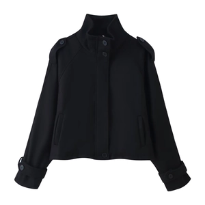 Veste courte noire en laine avec col montant et poignets ajustables sur fond blanc
