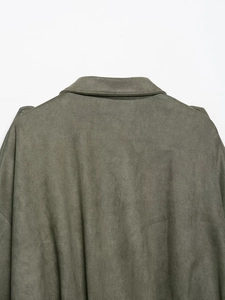 Détail du col et de la boucle d'épaule d'un blouson aviateur en similicuir suédé