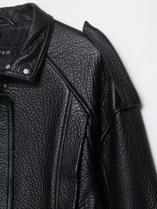 Détails du blouson aviateur en cuir noir avec boutons-pression argentés et épaulettes de style