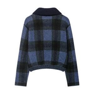 Vista posteriore del cardigan a maglia a scacchi con colletto a costine blu scuro