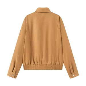 Vista trasera de chaqueta de gamuza sintética camel con dobladillo elástico y botones