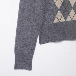 Short grey knit cardigan with classic argyle pattern and ribbed cuffs for women