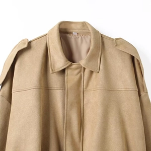 Gros plan sur le blouson aviateur en daim kaki avec col à revers et pattes d'épaule