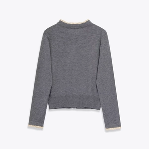 Dunkelgrauer Damenstrickpullover mit cremefarbener Spitze an Ausschnitt und Ärmeln Rückseite