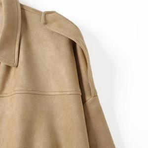 Détail du col d'un blouson aviateur en suédine kaki avec pattes d'épaule décoratives