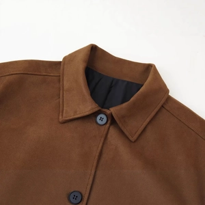 Giacca chic in finta pelle scamosciata marrone da donna con colletto e bottoni neri
