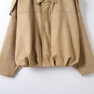 Détail du blouson aviateur kaki en suédine montrant le col revers et l'ourlet élastique