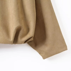Gros plan sur le blouson aviateur en suédine kaki montrant les poignets et le tissu texturé