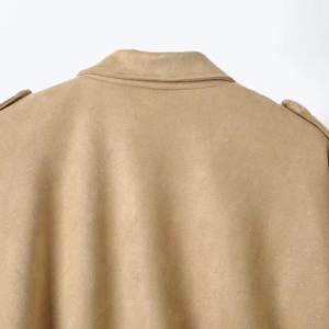 Détail du dos de la veste pilote en daim avec épaulettes et col à revers classique