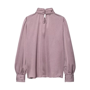Chemisier élégant en satin mauve à col montant plissé et poignets froncés