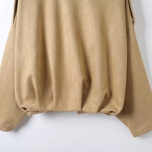 Détail de la veste en daim camel montrant l'ourlet élastique et la texture du tissu