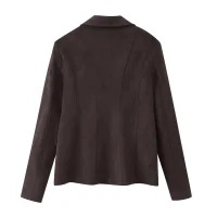 Vista posteriore di un blazer doppiopetto in pelle scamosciata marrone scuro da donna