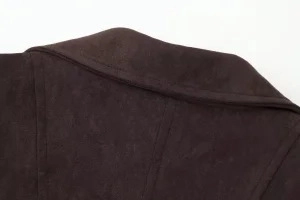 Dettaglio del bavero e delle cuciture su blazer in pelle scamosciata marrone scuro