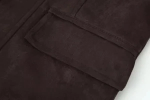 Dettaglio ravvicinato della patta della tasca con doppia cucitura su un blazer in pelle scamosciata