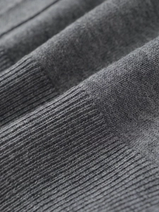 Nahaufnahme der grauen Rippstrick-Textur mit weicher Haptik und Webdetails