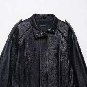Blouson aviateur vintage en simili cuir noir avec texture grainée et épaulettes
