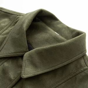 Detalle de solapa de chaqueta de ante verde militar con costura doble de alta calidad