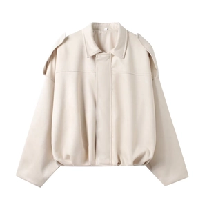 Beige imitatielederen bomberjack met reverskraag en uniek schouder-overlay