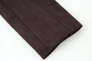 Dettaglio del polsino di un blazer in camoscio marrone con cuciture rifinite