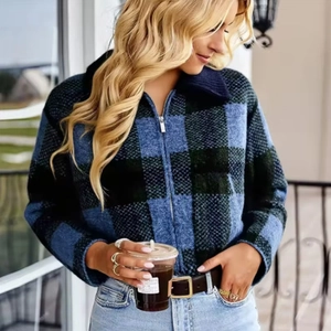 Cardigan in maglia a quadri blu e neri con zip e colletto a polo per un look urbano