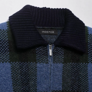 Cardigan in maglia a quadri blu e verdi con mezza zip metallica e colletto a coste
