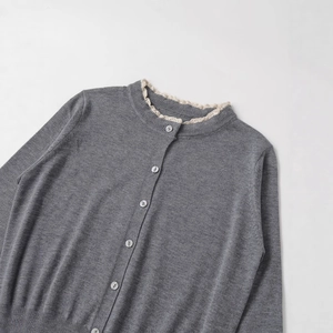 Graue Strickjacke für Damen mit elegantem weißem Spitzenkragen und Knopfleiste vorne