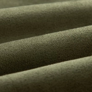 Primer plano de la textura de tela cepillada verde oliva con detalles de fibras y pliegues