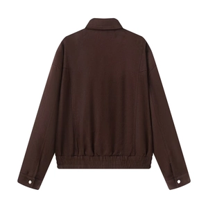 Vista trasera de chaqueta marrón oscuro con dobladillo acanalado y broches de metal
