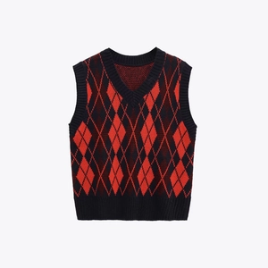 Débardeur classique en tricot à losanges rouge et noir avec col en V et bordures côtelées