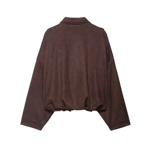 Détail de l'arrière d'un blouson aviateur court en daim marron foncé avec ourlet