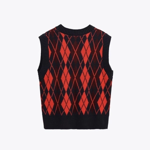 Débardeur en maille classique pour femmes avec motif losanges rouge et noir et bords côtelés