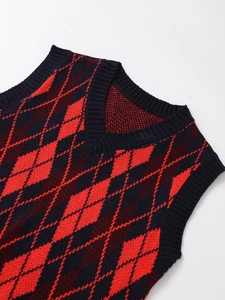 Détail du col en V et du motif en tricot à losanges rouges sur le gilet sans manche