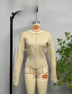Detailansicht der beigen Strickjacke mit Taillierung und Knopfleiste für Damen