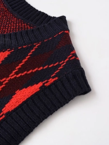 Détail du débardeur en maille à losanges avec bordure côtelée et texture tricotée