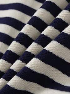 Gros plan sur la texture du tricot à rayures bleues et blanches au tissage très doux