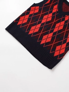 Détail du gilet en maille à losanges rouge et bleu avec col en V et bord-côte