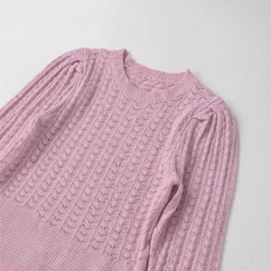 Pull en maille rose pâle pour femme avec motifs ondulés et col rond élégant en maille