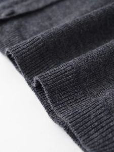 Vue macro du tricot gris foncé avec texture côtelée et détails en laine mélangée
