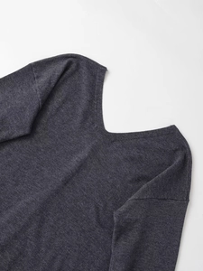 Détail de l'encolure en V profonde sur un pull en maille grise avec texture fine