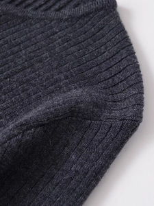 Gros plan sur la maille côtelée gris anthracite montrant la texture du mélange de laine