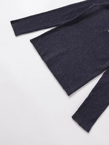 Vue détaillée de la texture en maille côtelée gris foncé et du tissu doux de ce haut à manches