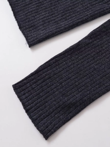 Détail de manches en tricot côtelé gris foncé avec texture à rayures verticales