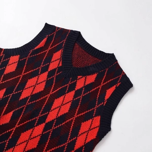 Débardeur en maille col V de style preppy avec motif losanges bleu marine et rouge