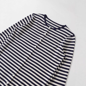 Gilet en maille rayé bleu marine et crème avec col rond et boutons blancs élégants