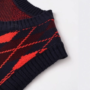 Gilet en maille bleu marine classique avec motif à losanges rouges et détails côtelés