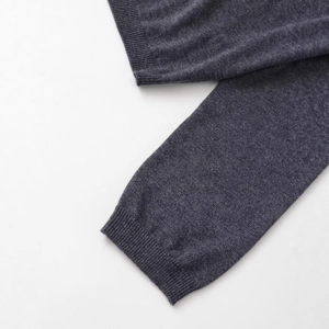 Pull en maille gris foncé col en V avec des poignets élastiques en tricot côtelé