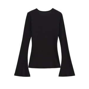 Détail de la maille côtelée sur un t-shirt noir ajusté avec des manches évasées élégantes