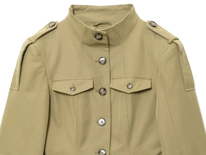 Detail der khakifarbenen Militärjacke mit Schulterklappen und strukturierten Baumwolltaschen